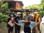 ลงพื้นที่หมู่บ้านที่ประสบภัยน้ำท่วม ในการแจกถุงยังชีพและน้ำดื่ม...